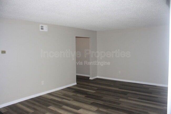 Building Photo - 4176 Versailles Dr