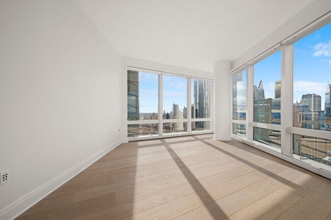 Building Photo - 80 Columbus Cir