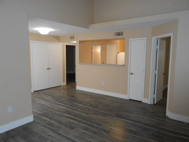 Building Photo - 2nd Floor 2 Bedroom Condo in Gated Community