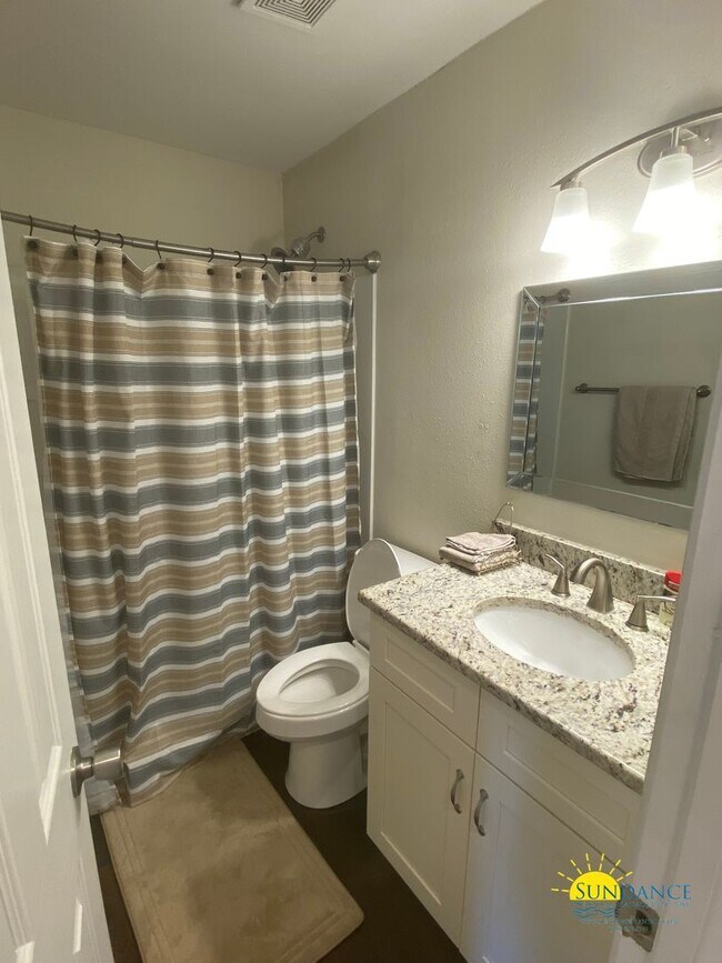 Building Photo - Spacious 3-Bedroom Home in Mary Esther Nea...