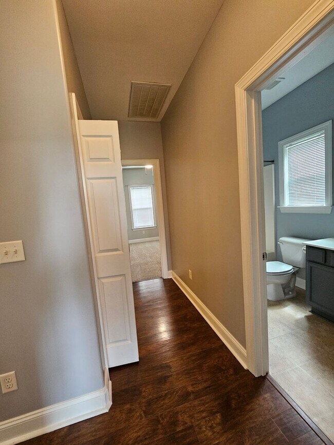Building Photo - Fenced in 3 Bedroom Home in Southwest Commons