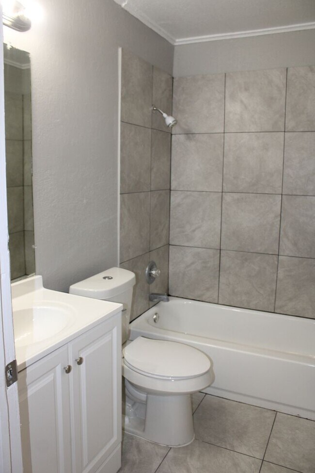 Building Photo - 3 or 4 bedrooms! HOLIDAY SPECIAL- FIRST FU...