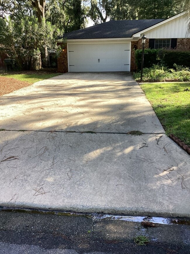 Building Photo - Three bedroom, Two Bathroom Single Family ...