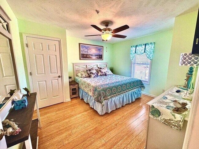 Building Photo - 305 N Topsail Dr