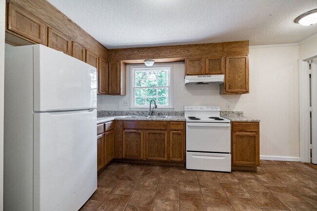 Building Photo - 170 Garnett Ridge Dr