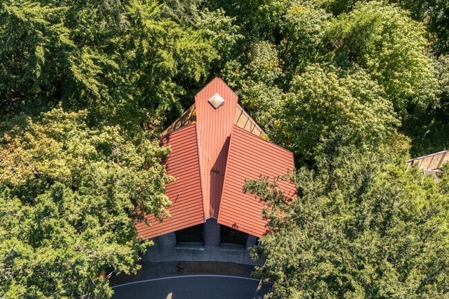 Building Photo - Sleek, spacious 3-bdrm/2.5-bath contemporary in SW Hills. Office, wine cellar, views, near Washin...