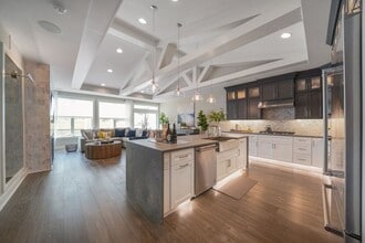 Building Photo - Luxury Fully Furnished 3 Bed 3.5 Bath Townhome in Darlington Ridge