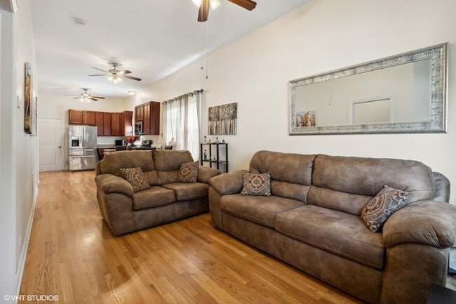 Building Photo - 2759-2761 W Francis Pl