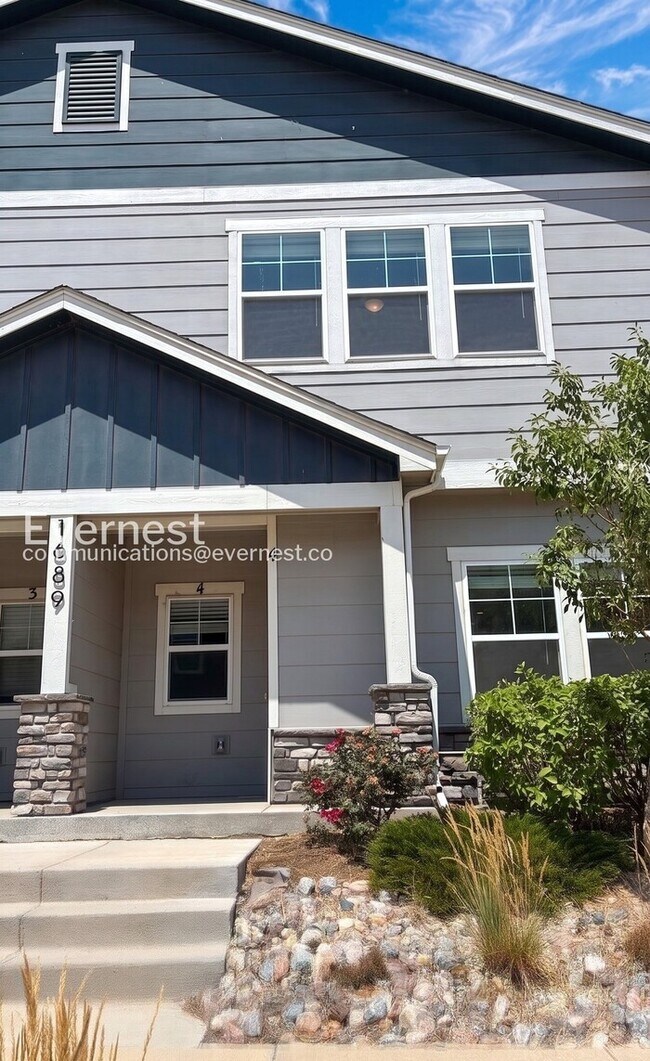 Building Photo - 3 Bed/2.5 Bath Town Home with Garage / Available Soon!
