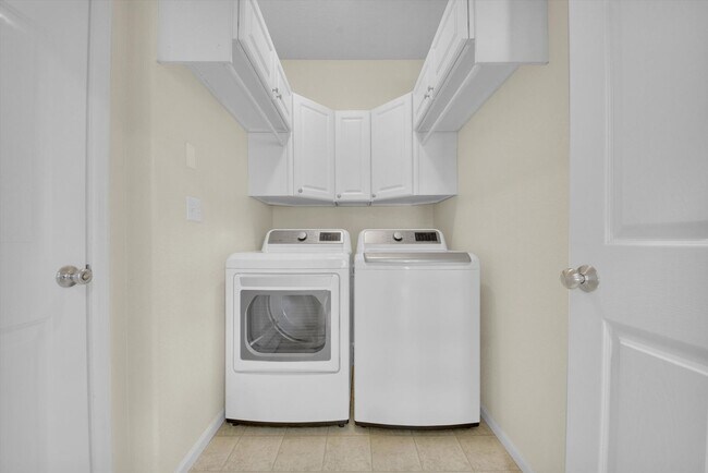 Building Photo - Modern 2-Bed, 3-Bath Home in The Village a...