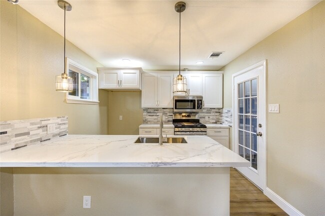 Building Photo - 1921 Ripple Creek Dr