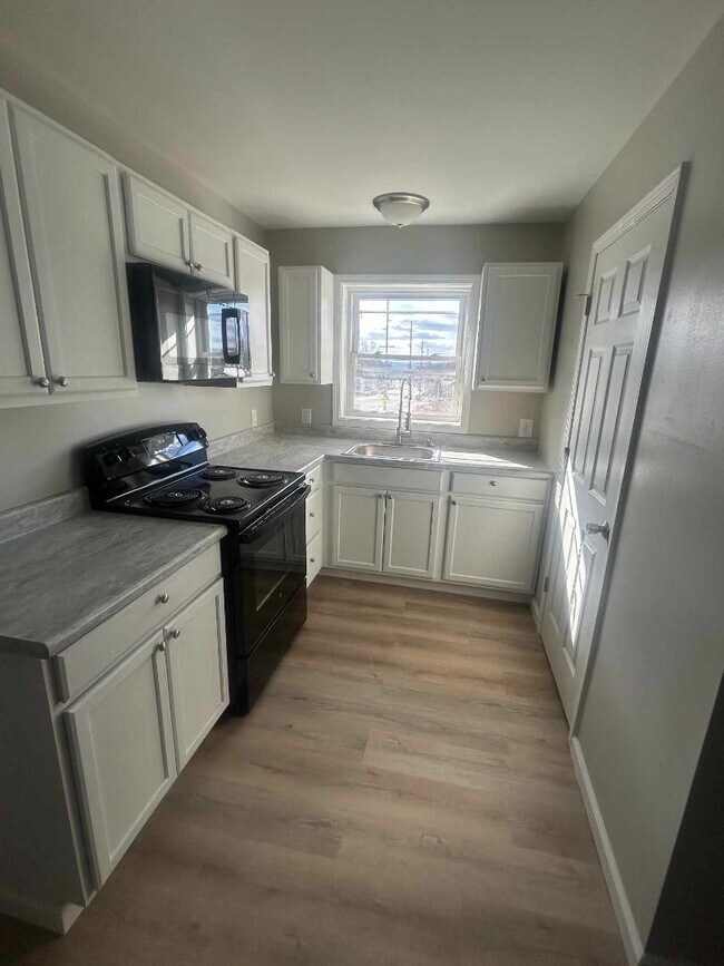 Building Photo - Lynn Garden Apt #2 - Apt #2