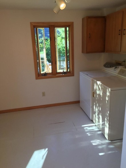 Private washer and dryer - 133 Coy St