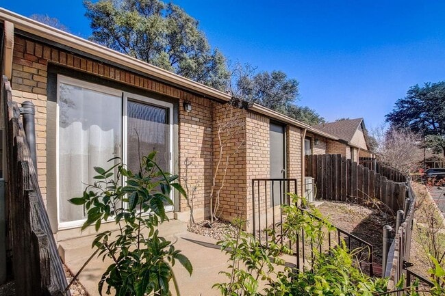 Building Photo - 1015 E Yager Ln