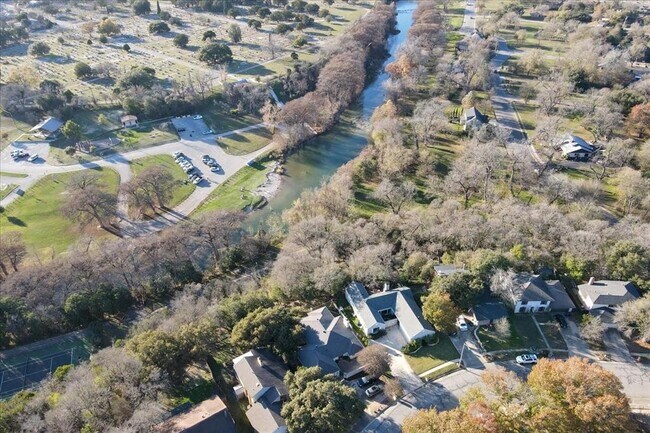 Building Photo - 737 Summerwood Dr