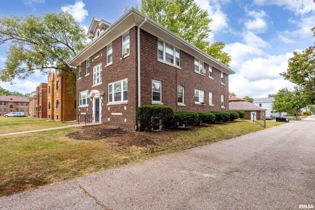 Building Photo - 318 W Columbia Ave