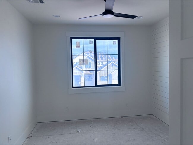 Building Photo - Brand New 6 Bed 4 Bath Rental Near Sand Ho...