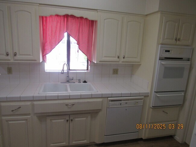 Building Photo - 3 bedroom 2 bathroom 2 car garage