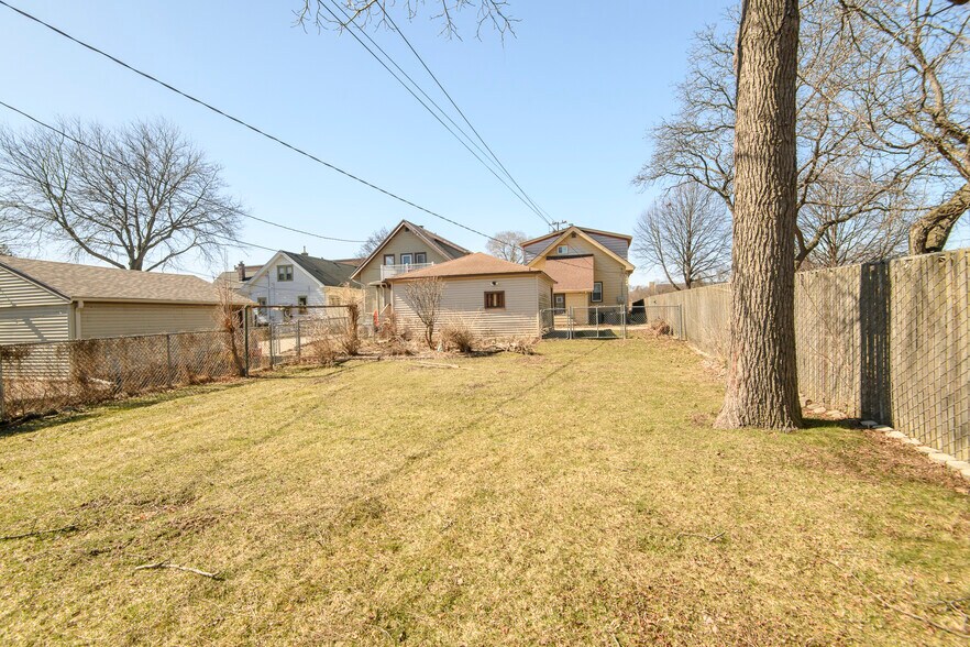 Building Photo - 2028 S 85th St