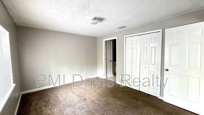 Building Photo - 1845 Lindberg Dr