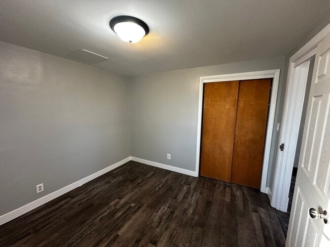 Building Photo - 1946 St Lawrence Ave