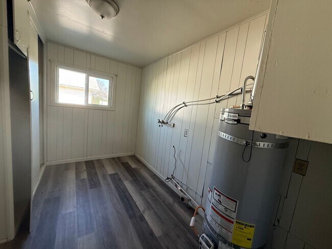 Building Photo - Updated Country Home with Shop!!
