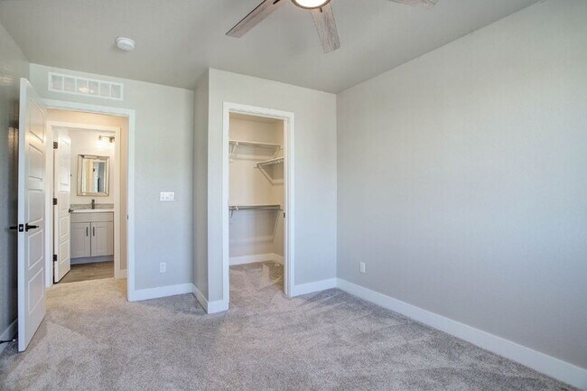 Building Photo - 1732 Stable View Dr