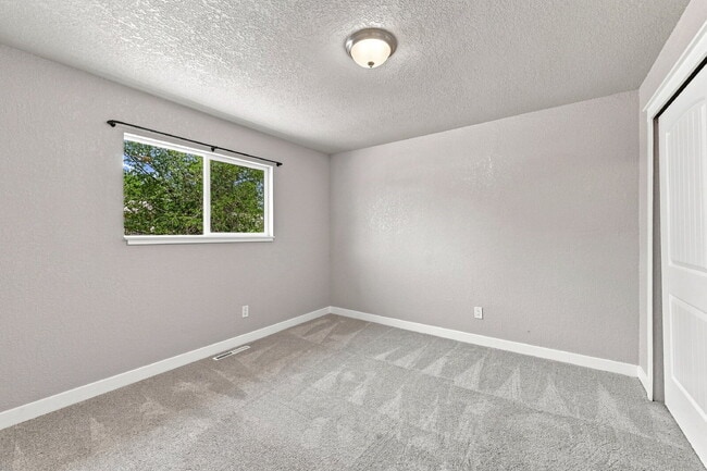Building Photo - $2,095.95, 4 bed, 2 bath, located in Colorado Springs with a fenced-in backyard.
