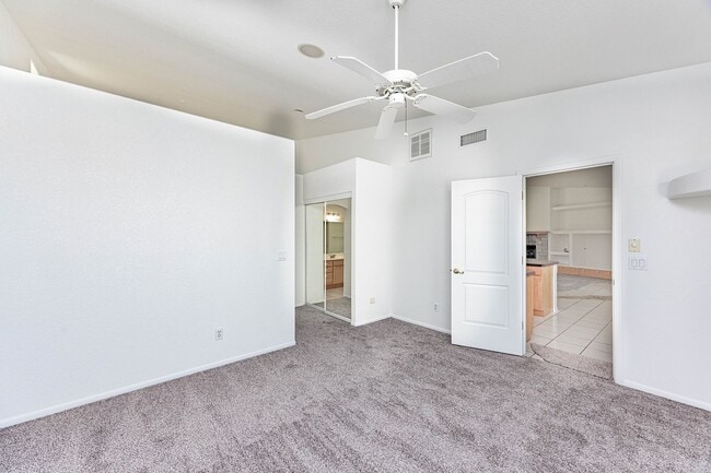 Building Photo - Long Term 4 Bedroom Rental with a Beautifu...