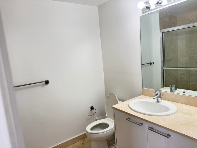 Building Photo - 16275 Collins Ave