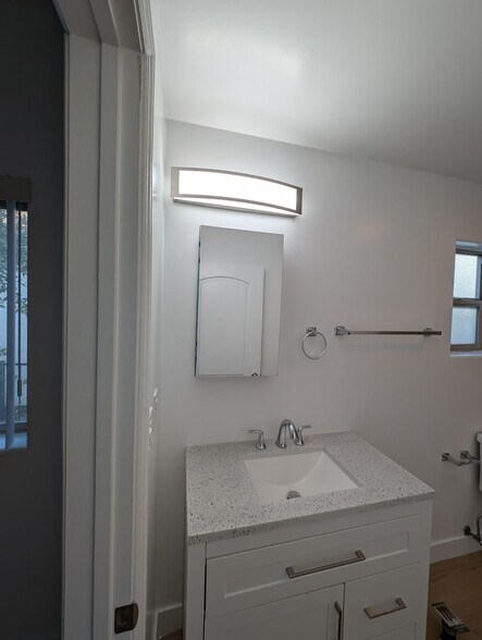Building Photo - 1109 La Peer Dr