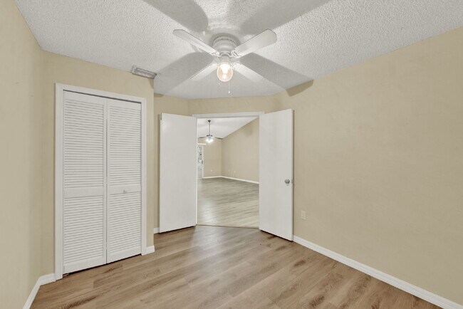 Building Photo - "Charming 3-Bed Oasis with 2 Baths and Spacious 1,310 Sq. Ft. in Orlando!"