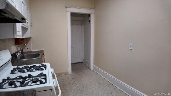 Building Photo - 8 Morris Crescent