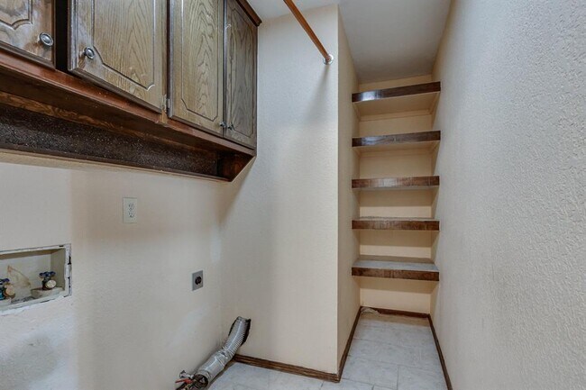 Building Photo - 2013 Tanglewood Dr