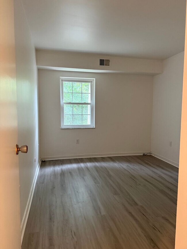 Building Photo - 595 Calais Dr
