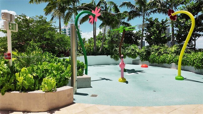 Building Photo - 700 NE 24th St