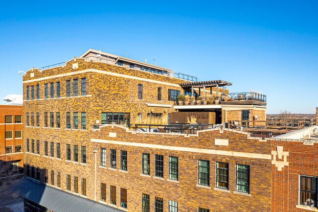 Building Photo - 151 N Rock Island St