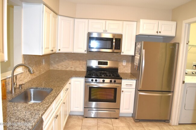 Building Photo - 49 Poplar Pl