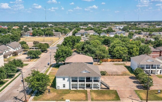 Building Photo - Beautiful 4 bed 4 bath