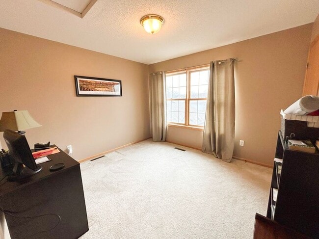 Building Photo - Townhome in Quiet NW Rochester Neighborhood!