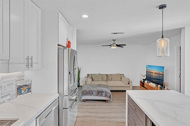 Building Photo - 801 NE 81st St