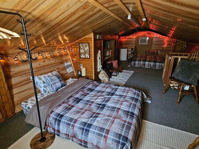 Building Photo - Spacious and Bright 2 Bed / 1 Bath with a ...