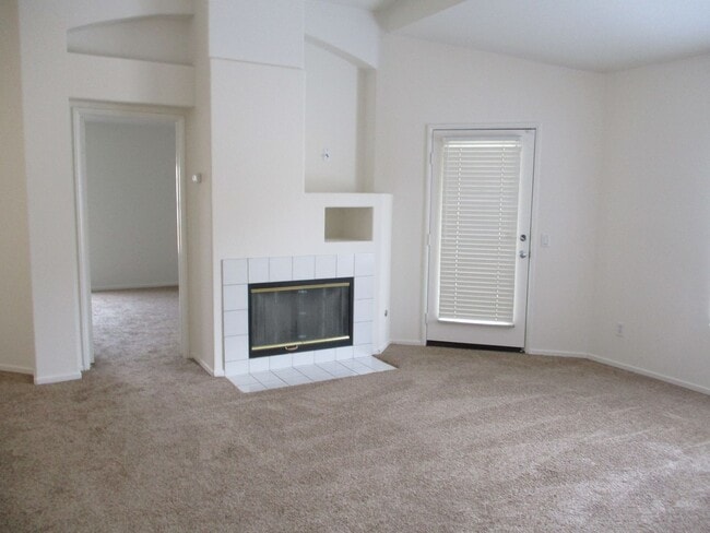 Building Photo - Very nice 2 bedroom 2 bath town home in Chula Vista.