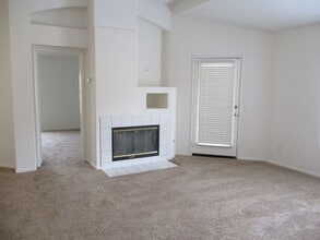 Building Photo - Very nice 2 bedroom 2 bath town home in Chula Vista.