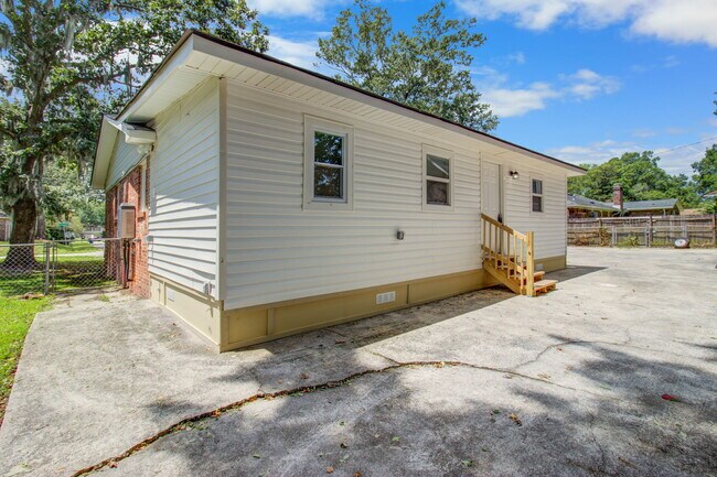 Building Photo - 816 E Estates Blvd