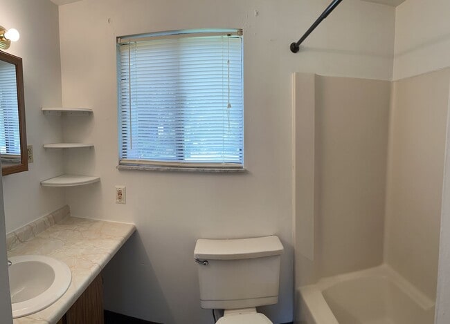 Building Photo - 2 Bedroom 1 Bathroom Townhouse in Shaler Area School District