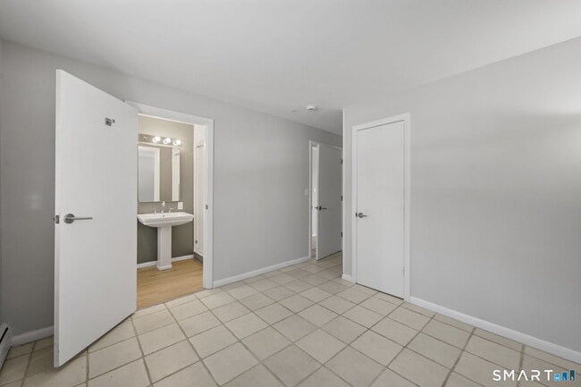 Building Photo - 75 Rivergate Dr