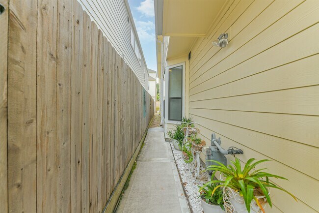 Building Photo - 5228 Darling St