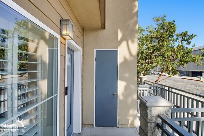 Building Photo - Modern 2Bdm 2Ba Condo in the Heart of Bank...