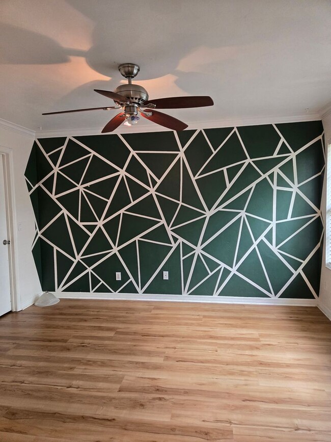 Building Photo - Spacious 2-bedroom, 1.5-bath end-unit townhouse in Carriage House